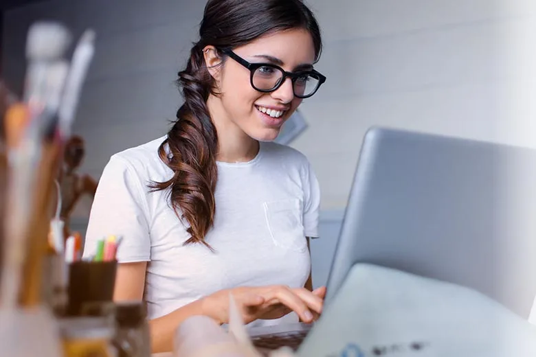 builder2-home-lady-in-glasses builder2-home-lady-in-glasses